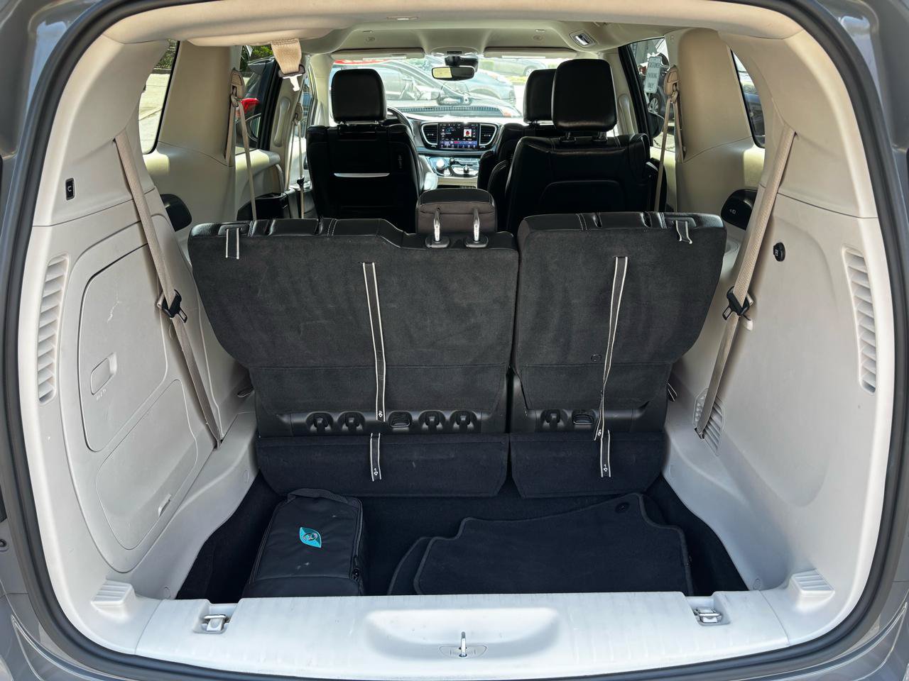 Used 2022 Chrysler Pacifica Touring-L w/ Uconnect Theater Family Group FWD image 27