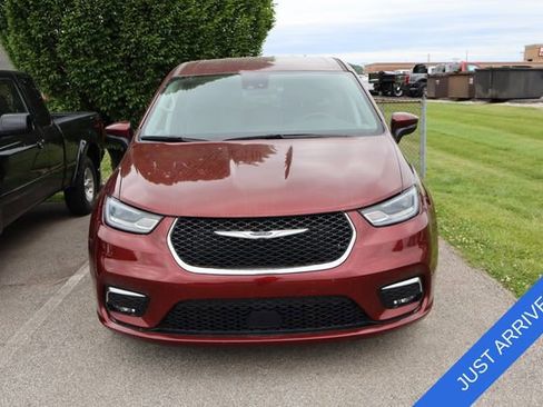 Used 2023 Chrysler Pacifica Touring-L FWD image 3