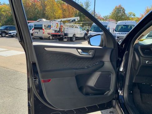Used 2020 Ford Escape SE image 23