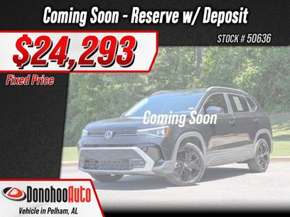 Used 2025 Volkswagen Taos SE w/ Panoramic Sunroof Package