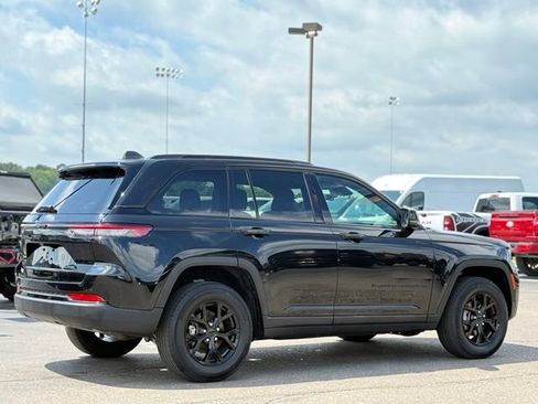 Used 2025 Jeep Grand Cherokee Altitude AWD/4WD image 43