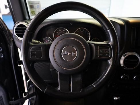 Used 2015 Jeep Wrangler Unlimited Rubicon w/ Max Tow Package image 8