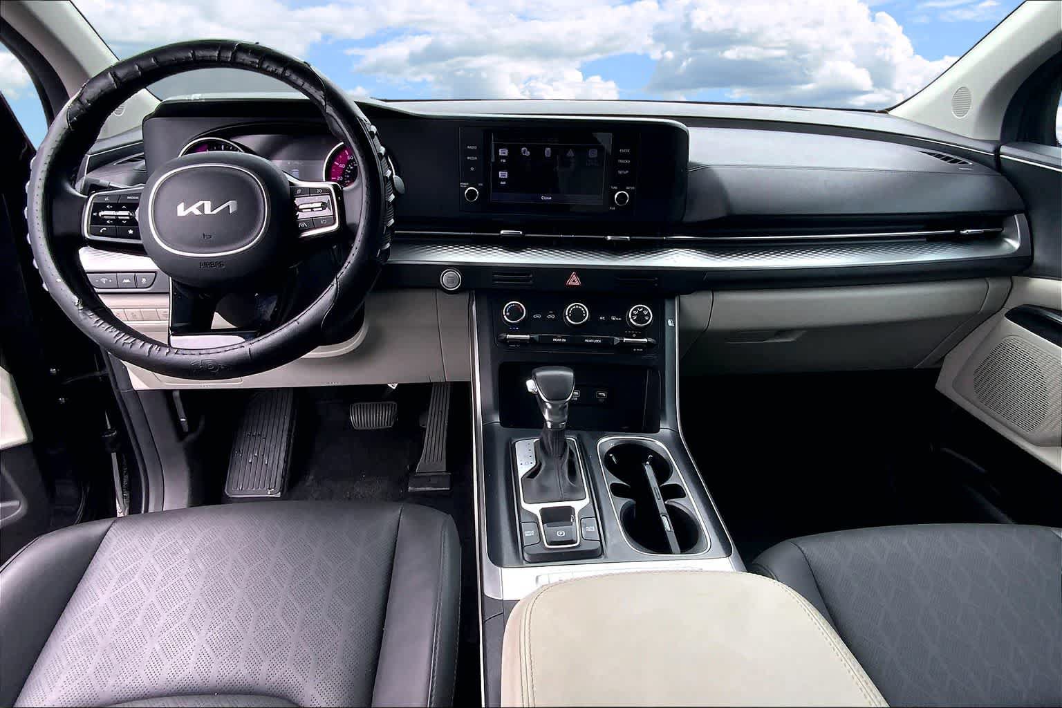 Used 2023 Kia Carnival LX FWD image 10