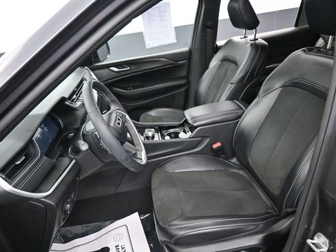 Used 2023 Jeep Grand Cherokee L Laredo AWD/4WD image 26