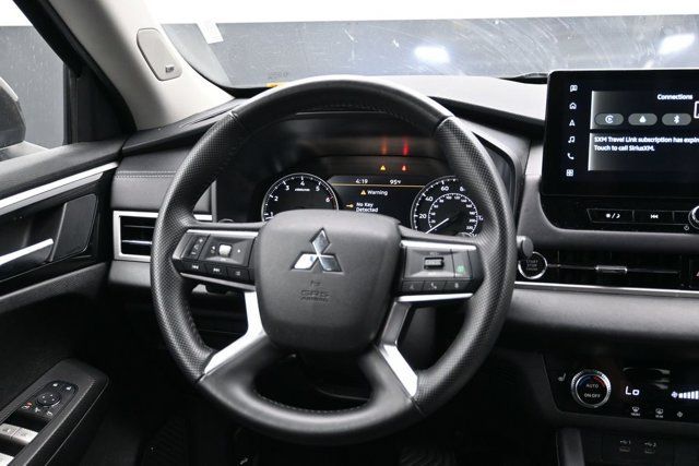Used 2025 Mitsubishi Outlander SE FWD image 11