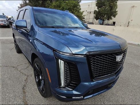Used 2025 Cadillac Escalade Sport Platinum AWD/4WD image 2