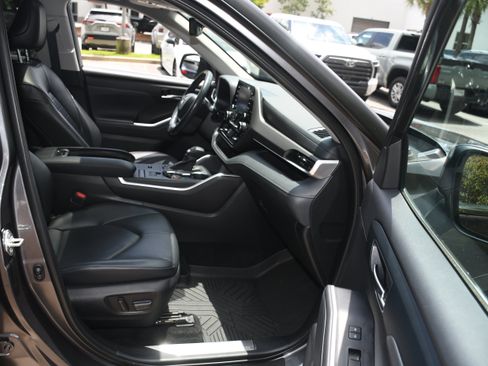 Used 2022 Toyota Highlander XLE FWD image 21