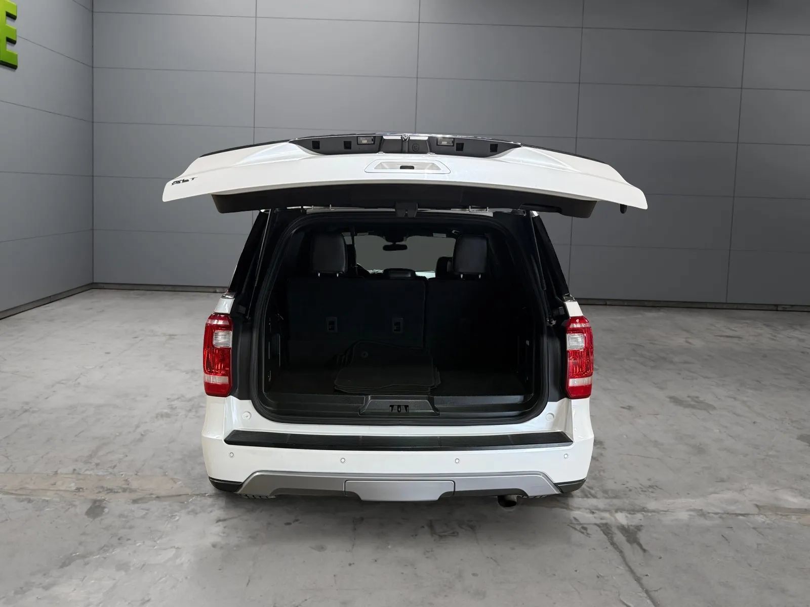 Used 2018 Ford Expedition XLT w/ Equipment Group 201A AWD/4WD image 9