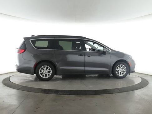 Used 2022 Chrysler Pacifica Touring-L FWD image 6