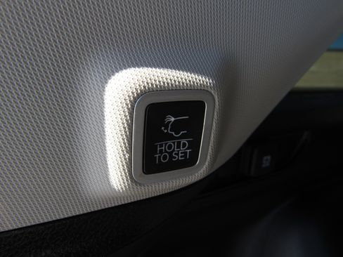 Used 2023 Jeep Grand Cherokee Limited image 13