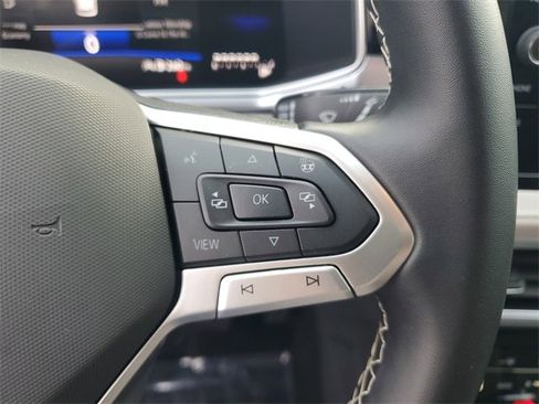 Certified 2025 Volkswagen Taos SE image 21