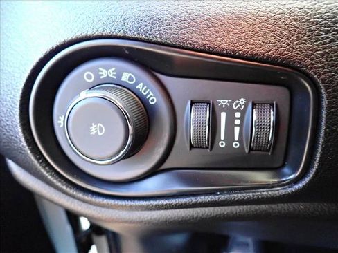 Used 2019 Jeep Renegade Trailhawk AWD/4WD image 17