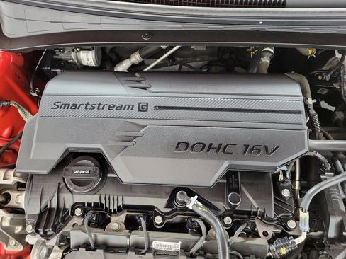 Used 2023 Hyundai Elantra Limited w/ Preferred Accessory Package FWD image 10