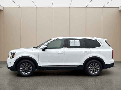 Used 2023 Kia Telluride LX image 2