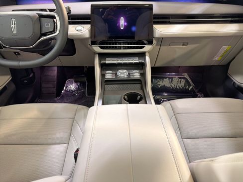 New 2026 Lincoln Nautilus Premier image 22