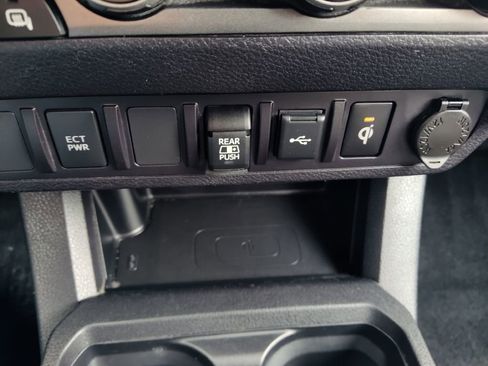 Used 2022 Toyota Tacoma TRD Off-Road image 24