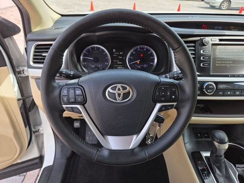 Certified 2019 Toyota Highlander Plus FWD image 31