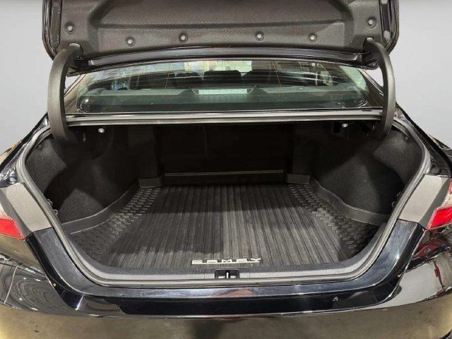 Used 2022 Toyota Camry SE w/ Cold Weather Package FWD image 27