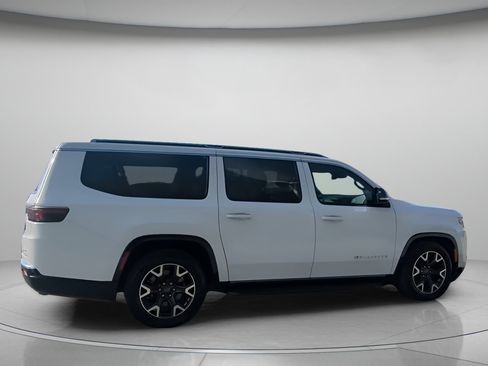 Used 2023 Jeep Wagoneer L Series III w/ Preferred Equipment Group image 30