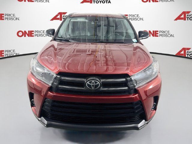 Certified 2019 Toyota Highlander SE w/ Nightshade Edition FWD image 3