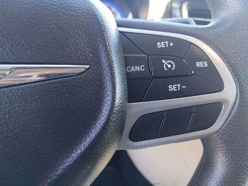 Used 2017 Chrysler Pacifica Touring image 31