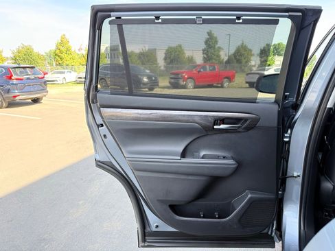 Used 2022 Toyota Highlander Platinum AWD/4WD image 22
