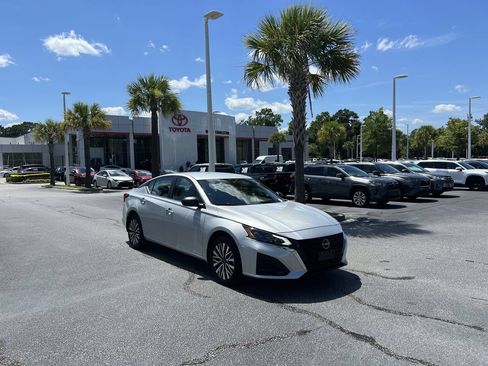Used 2024 Nissan Altima 2.5 SV AWD/4WD image 2