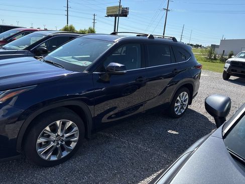 Used 2022 Toyota Highlander Limited AWD/4WD image 2