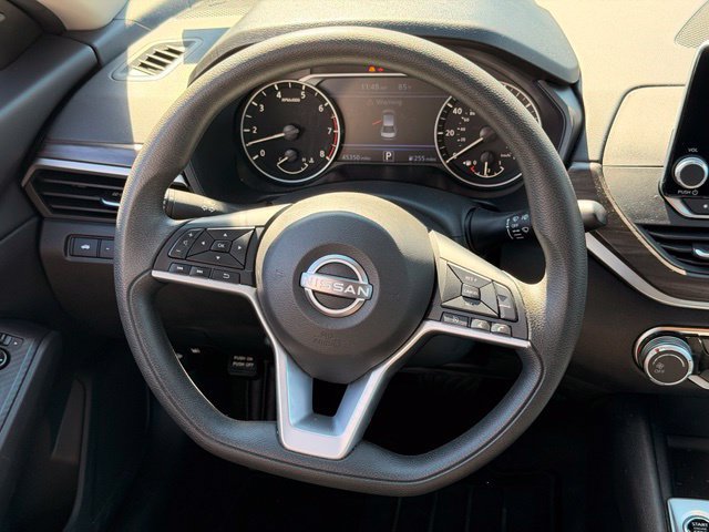 Used 2025 Nissan Altima 2.5 SV FWD image 16