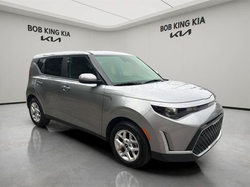 Used 2025 Kia Soul LX w/ LX Technology Package FWD image 7