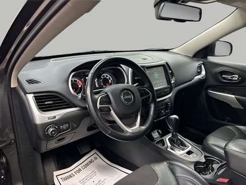 Used 2018 Jeep Cherokee Latitude Plus w/ Comfort/Convenience Group FWD image 17