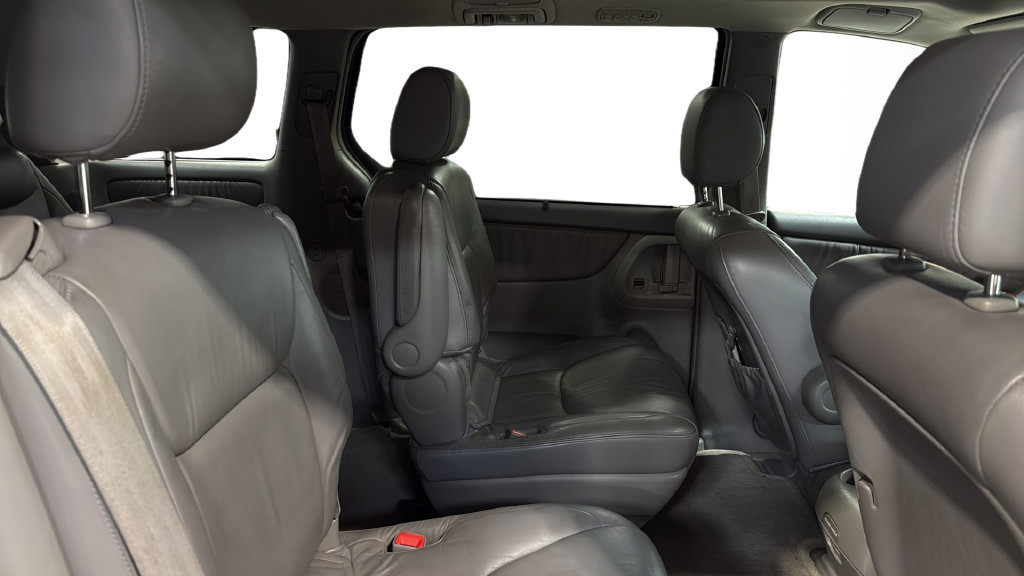 Used 2004 Toyota Sienna XLE w/ XLE Pkg 14 FWD image 12