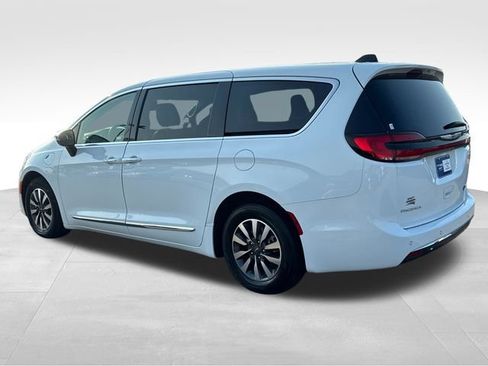 Used 2023 Chrysler Pacifica Limited FWD image 3