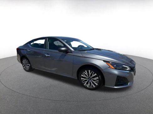 Used 2025 Nissan Altima 2.5 SV FWD image 2