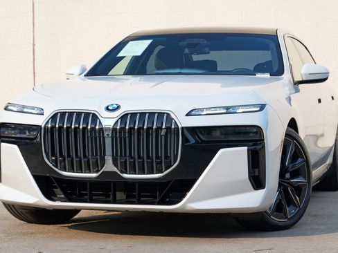 Used 2023 BMW i7 xDrive60 w/ Executive Package 2 AWD/4WD image 3