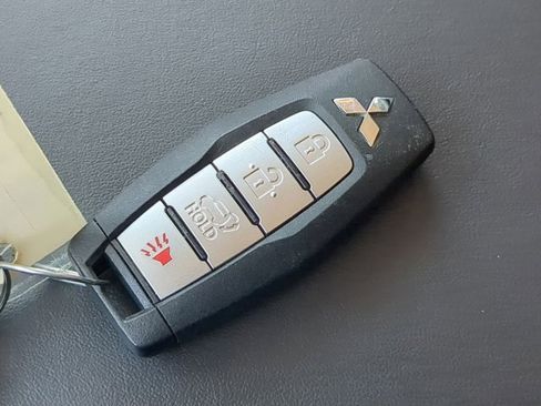 Used 2023 Mitsubishi Outlander SE image 27