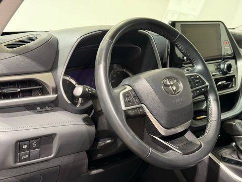 Certified 2024 Toyota Highlander XLE image 17