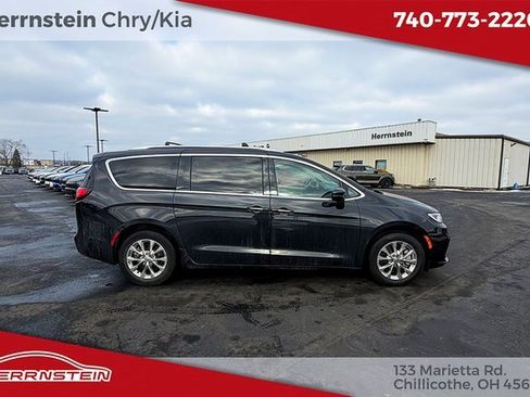 Used 2021 Chrysler Pacifica Touring-L image 29