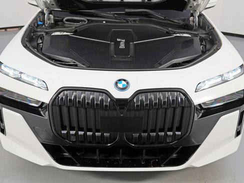 Used 2023 BMW i7 xDrive60 w/ Executive Package 2 image 7