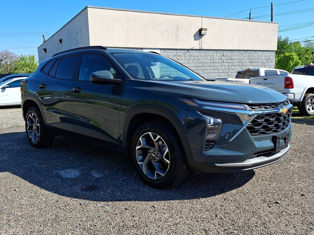 Used 2025 Chevrolet Trax LT FWD image 7