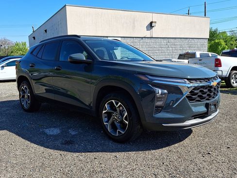 Used 2025 Chevrolet Trax LT FWD image 7