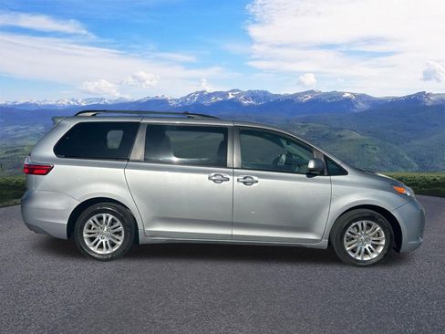Used 2016 Toyota Sienna XLE FWD image 7