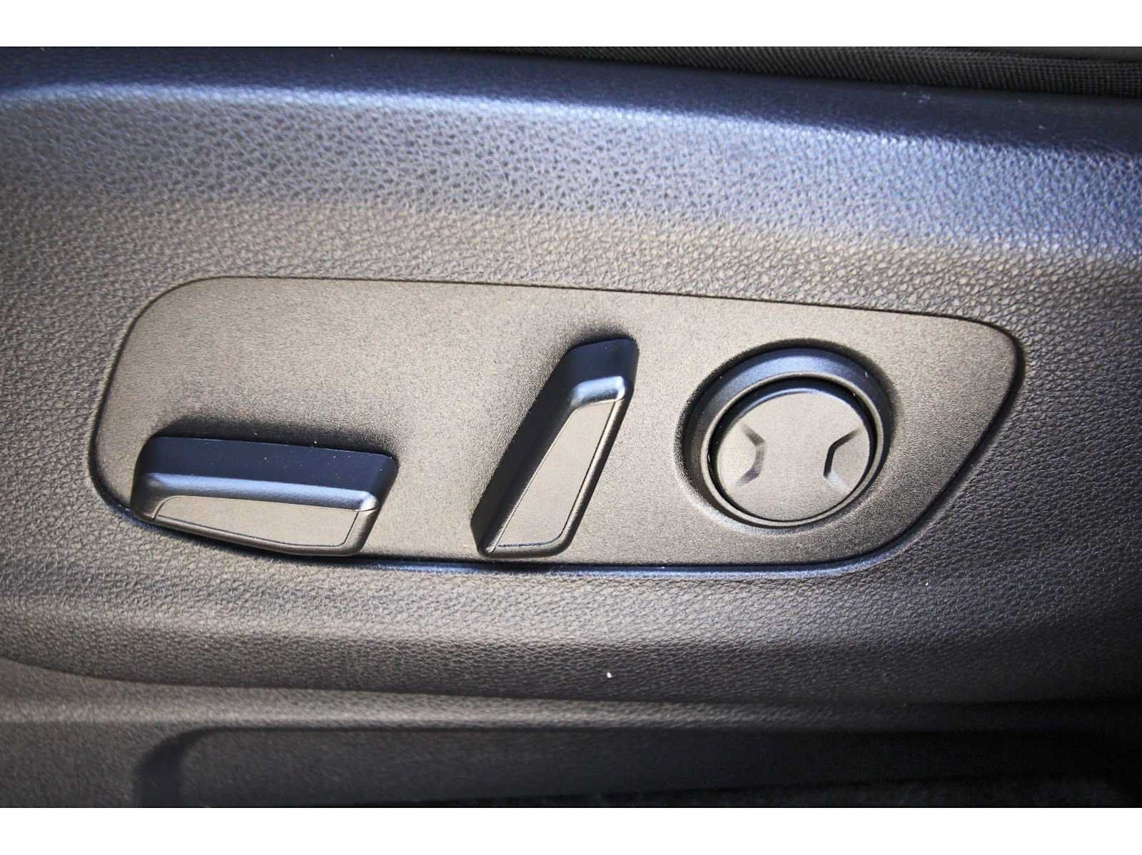 Used 2024 Kia Carnival EX FWD image 29