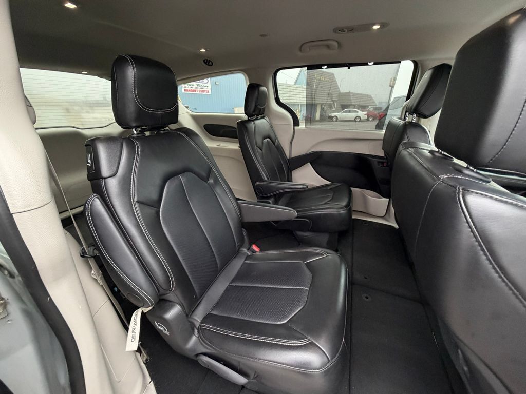 Used 2024 Chrysler Pacifica Touring-L FWD image 9