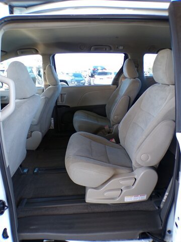 Used 2017 Toyota Sienna L FWD image 18