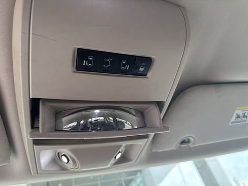 Used 2010 Chrysler Town & Country Touring image 11