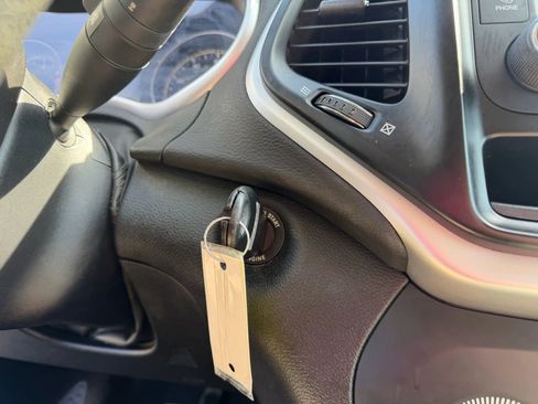 Used 2017 Jeep Cherokee Sport image 23