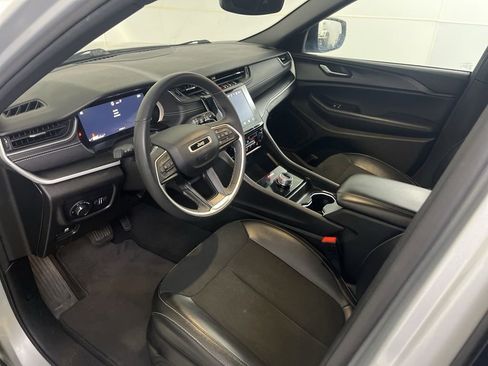 Used 2024 Jeep Grand Cherokee Altitude AWD/4WD image 23