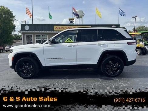 Used 2023 Jeep Grand Cherokee Altitude RWD image 1
