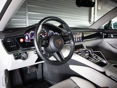Certified 2023 Porsche Panamera 4 w/ Premium Package AWD/4WD image 4